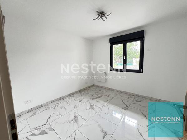 Maison de plain-pied avec un jardin et un garage à Chaumont