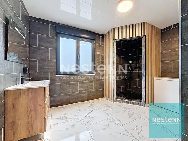 Maison de plain-pied avec un jardin et un garage à Chaumont