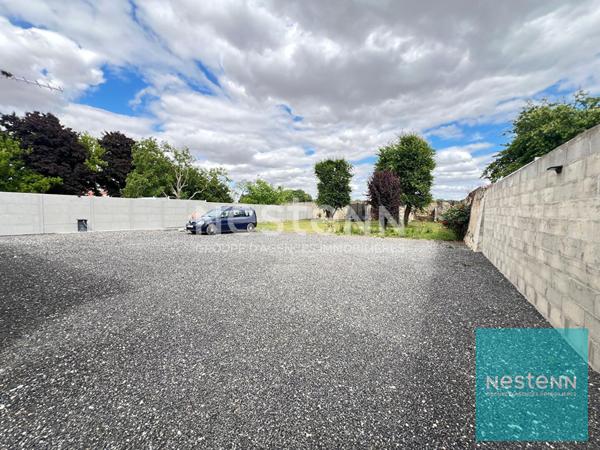 Maison de plain-pied avec un jardin et un garage à Chaumont
