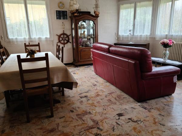 Maison 4 chambres, 1 bureau, garage attenant.