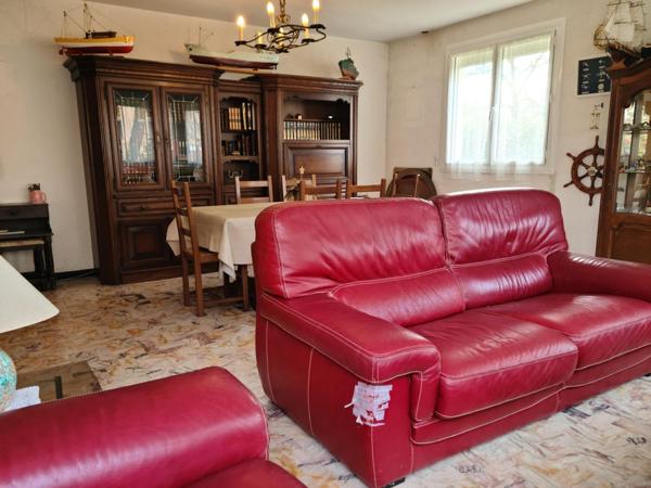 Maison 4 chambres, 1 bureau, garage attenant.