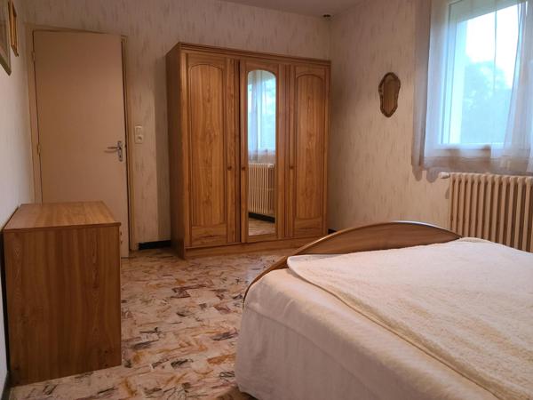 Maison 4 chambres, 1 bureau, garage attenant.