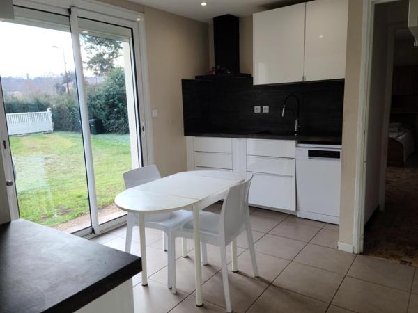 Maison 4 chambres, 1 bureau, garage attenant.