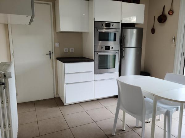 Maison 4 chambres, 1 bureau, garage attenant.