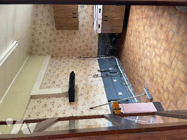 A VENDRE maison mitoyenne en briques avec entrée cochère.