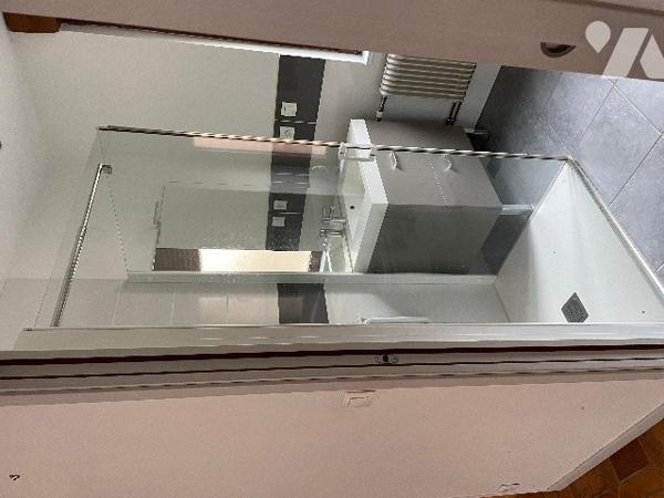 A VENDRE maison mitoyenne en briques avec entrée cochère.