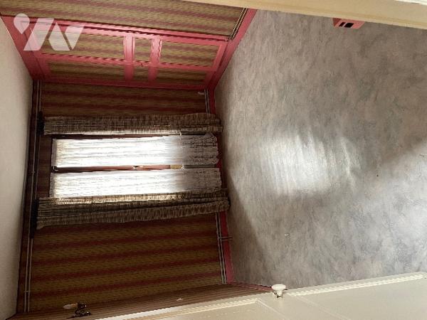 A VENDRE maison mitoyenne en briques avec entrée cochère.