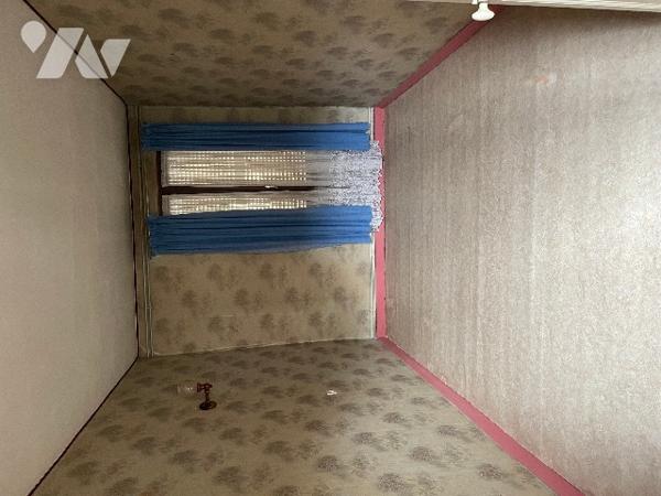 A VENDRE maison mitoyenne en briques avec entrée cochère.