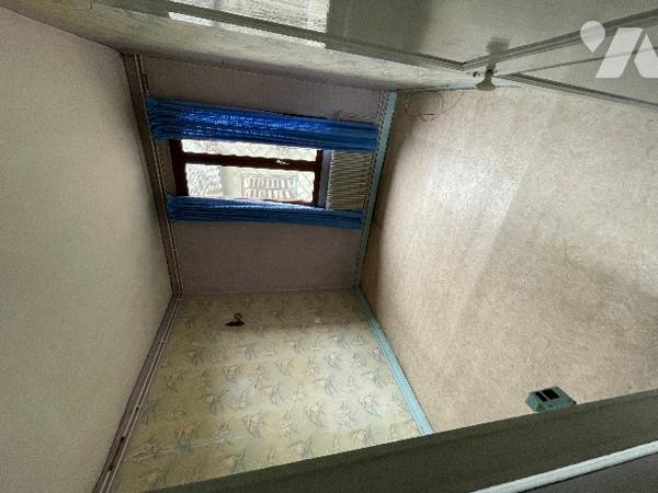 A VENDRE maison mitoyenne en briques avec entrée cochère.