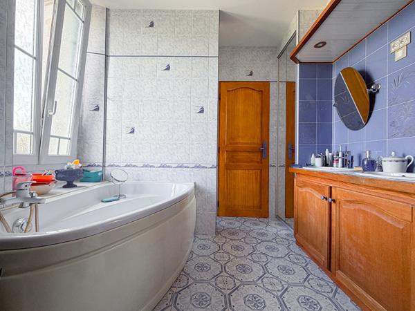 A VENDRE / ANGERS - Propriété d'exception de 246 m² avec 5 studios et terrain de 3 700 m² !