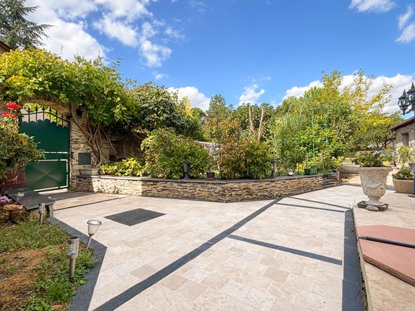 A VENDRE / ANGERS - Propriété d'exception de 246 m² avec 5 studios et terrain de 3 700 m² !