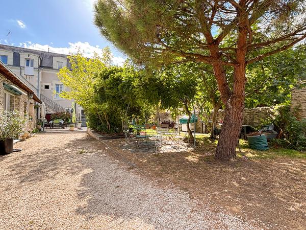 A VENDRE / ANGERS - Propriété d'exception de 246 m² avec 5 studios et terrain de 3 700 m² !
