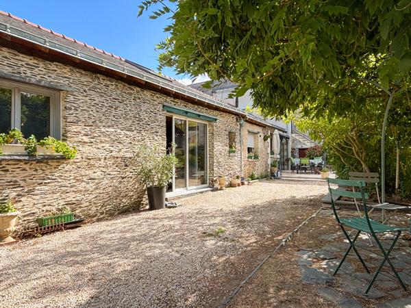 A VENDRE / ANGERS - Propriété d'exception de 246 m² avec 5 studios et terrain de 3 700 m² !