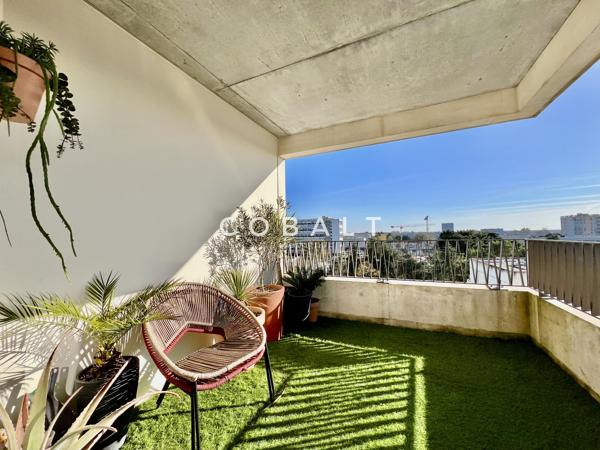 Dernier étage lumineux avec loggia et prestations haut de gamme