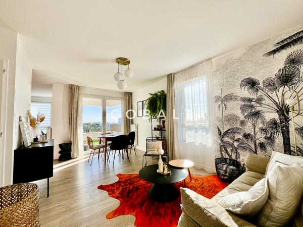 Dernier étage lumineux avec loggia et prestations haut de gamme