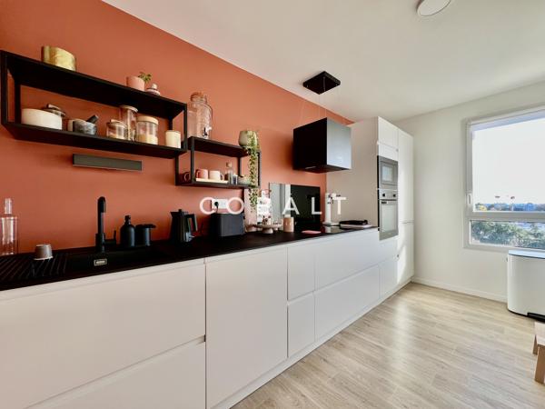 Dernier étage lumineux avec loggia et prestations haut de gamme