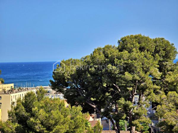 Imaginez un lieu où vous pouvez laisser votre voiture, rejoindre le port, les restaurants, les commerces et la plage en quelques minutes à pied, tout en retrouvant chez vous le calme, l'intimité et une vue panoramique sur la mer et les collines de Carry-le-Rouet.
C'est précisément ce que vous offre cette propriété de caractère, implantée sur un terrain paysager de 900 m² en restanques, avec piscine, trois terrasses panoramiques et trois logements indépendants, développant 186 m² habitables.
Que vous rêviez d'une grande maison familiale, d'un projet intergénérationnel, d'une résidence principale générant des revenus locatifs ou d'un investissement patrimonial, cette propriété s'adapte à votre projet plutôt que de vous imposer une configuration unique.
Conçue à l'origine pour accueillir plusieurs générations d'une même famille, elle offre aujourd'hui une modularité remarquable et répond à de nombreux modes de vie.
Chaque niveau bénéficie de son indépendance tout en conservant une parfaite harmonie d'ensemble.
Rez-de-jardin
• Appartement T1/T2 de 32 m² comprenant une pièce de vie avec cuisine, un espace nuit, une salle d'eau avec WC et une agréable terrasse avec accès direct à la piscine.
Rez-de-chaussée
• Appartement principal T4 de 99 m² offrant une vaste pièce de vie baignée de lumière avec cuisine ouverte, trois chambres, une salle de bains, un WC indépendant et une magnifique terrasse avec vue panoramique.
Premier étage
• Appartement T2 de 55 m² comprenant un séjour avec cuisine, une chambre, une salle d'eau, un WC indépendant ainsi qu'une grande terrasse dominant le port de Carry-le-Rouet, la mer et les collines.
À l'extérieur, vous profiterez d'un véritable havre de paix avec piscine, trois places de stationnement privatives et plusieurs espaces de détente permettant de savourer pleinement la douceur de vivre de la Côte Bleue.
Une propriété qui évolue selon vos envies
La maison bénéficie déjà d'une copropriété constituée, pouvant être conservée ou dissoute selon votre projet.
Pour un investisseur, les trois logements sont déjà juridiquement individualisés, facilitant ainsi la gestion patrimoniale et locative.
Pour une famille, cette configuration permet de préserver l'indépendance de chacun tout en partageant un même lieu de vie.
La propriété dispose également de deux accès totalement indépendants, avec la possibilité d'en créer un troisième, renforçant encore son potentiel d'évolution.
Les atouts qui font toute la différence
✔ À seulement 2 minutes à pied du port, des commerces, des restaurants et du centre-ville.
✔ Plage accessible à pied en quelques minutes, un véritable privilège à Carry-le-Rouet.
✔ Vue panoramique sur la mer, le port et les collines.
✔ Environnement résidentiel calme et sans vis-à-vis.
✔ Trois logements indépendants.
✔ Trois grandes terrasses avec vue imprenable et sans vis à vis.
✔ Piscine.
✔ Terrain de 900 m².
✔ Trois places de stationnement privatives.
✔ Deux accès indépendants avec possibilité d'un troisième.
✔ Copropriété existante pouvant être conservée ou dissoute selon votre projet.
Une propriété rare sur Carry-le-Rouet
Les biens offrant simultanément une vue mer panoramique, le calme, le port, les commerces et la plage accessibles à pied sont particulièrement rares sur le secteur.
Cette propriété réunit tous ces atouts dans un environnement privilégié, faisant d'elle une opportunité aussi séduisante pour une famille que pour un investisseur.
Une visite vous permettra d'en mesurer tout le potentiel et de découvrir un cadre de vie où tout se fait à pied, tout en profitant d'un panorama exceptionnel sur la Méditerranée.
