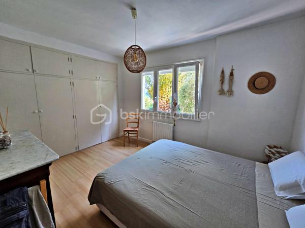 Imaginez un lieu où vous pouvez laisser votre voiture, rejoindre le port, les restaurants, les commerces et la plage en quelques minutes à pied, tout en retrouvant chez vous le calme, l'intimité et une vue panoramique sur la mer et les collines de Carry-le-Rouet.
C'est précisément ce que vous offre cette propriété de caractère, implantée sur un terrain paysager de 900 m² en restanques, avec piscine, trois terrasses panoramiques et trois logements indépendants, développant 186 m² habitables.
Que vous rêviez d'une grande maison familiale, d'un projet intergénérationnel, d'une résidence principale générant des revenus locatifs ou d'un investissement patrimonial, cette propriété s'adapte à votre projet plutôt que de vous imposer une configuration unique.
Conçue à l'origine pour accueillir plusieurs générations d'une même famille, elle offre aujourd'hui une modularité remarquable et répond à de nombreux modes de vie.
Chaque niveau bénéficie de son indépendance tout en conservant une parfaite harmonie d'ensemble.
Rez-de-jardin
• Appartement T1/T2 de 32 m² comprenant une pièce de vie avec cuisine, un espace nuit, une salle d'eau avec WC et une agréable terrasse avec accès direct à la piscine.
Rez-de-chaussée
• Appartement principal T4 de 99 m² offrant une vaste pièce de vie baignée de lumière avec cuisine ouverte, trois chambres, une salle de bains, un WC indépendant et une magnifique terrasse avec vue panoramique.
Premier étage
• Appartement T2 de 55 m² comprenant un séjour avec cuisine, une chambre, une salle d'eau, un WC indépendant ainsi qu'une grande terrasse dominant le port de Carry-le-Rouet, la mer et les collines.
À l'extérieur, vous profiterez d'un véritable havre de paix avec piscine, trois places de stationnement privatives et plusieurs espaces de détente permettant de savourer pleinement la douceur de vivre de la Côte Bleue.
Une propriété qui évolue selon vos envies
La maison bénéficie déjà d'une copropriété constituée, pouvant être conservée ou dissoute selon votre projet.
Pour un investisseur, les trois logements sont déjà juridiquement individualisés, facilitant ainsi la gestion patrimoniale et locative.
Pour une famille, cette configuration permet de préserver l'indépendance de chacun tout en partageant un même lieu de vie.
La propriété dispose également de deux accès totalement indépendants, avec la possibilité d'en créer un troisième, renforçant encore son potentiel d'évolution.
Les atouts qui font toute la différence
✔ À seulement 2 minutes à pied du port, des commerces, des restaurants et du centre-ville.
✔ Plage accessible à pied en quelques minutes, un véritable privilège à Carry-le-Rouet.
✔ Vue panoramique sur la mer, le port et les collines.
✔ Environnement résidentiel calme et sans vis-à-vis.
✔ Trois logements indépendants.
✔ Trois grandes terrasses avec vue imprenable et sans vis à vis.
✔ Piscine.
✔ Terrain de 900 m².
✔ Trois places de stationnement privatives.
✔ Deux accès indépendants avec possibilité d'un troisième.
✔ Copropriété existante pouvant être conservée ou dissoute selon votre projet.
Une propriété rare sur Carry-le-Rouet
Les biens offrant simultanément une vue mer panoramique, le calme, le port, les commerces et la plage accessibles à pied sont particulièrement rares sur le secteur.
Cette propriété réunit tous ces atouts dans un environnement privilégié, faisant d'elle une opportunité aussi séduisante pour une famille que pour un investisseur.
Une visite vous permettra d'en mesurer tout le potentiel et de découvrir un cadre de vie où tout se fait à pied, tout en profitant d'un panorama exceptionnel sur la Méditerranée.