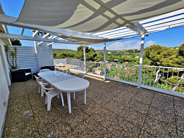 Imaginez un lieu où vous pouvez laisser votre voiture, rejoindre le port, les restaurants, les commerces et la plage en quelques minutes à pied, tout en retrouvant chez vous le calme, l'intimité et une vue panoramique sur la mer et les collines de Carry-le-Rouet.
C'est précisément ce que vous offre cette propriété de caractère, implantée sur un terrain paysager de 900 m² en restanques, avec piscine, trois terrasses panoramiques et trois logements indépendants, développant 186 m² habitables.
Que vous rêviez d'une grande maison familiale, d'un projet intergénérationnel, d'une résidence principale générant des revenus locatifs ou d'un investissement patrimonial, cette propriété s'adapte à votre projet plutôt que de vous imposer une configuration unique.
Conçue à l'origine pour accueillir plusieurs générations d'une même famille, elle offre aujourd'hui une modularité remarquable et répond à de nombreux modes de vie.
Chaque niveau bénéficie de son indépendance tout en conservant une parfaite harmonie d'ensemble.
Rez-de-jardin
• Appartement T1/T2 de 32 m² comprenant une pièce de vie avec cuisine, un espace nuit, une salle d'eau avec WC et une agréable terrasse avec accès direct à la piscine.
Rez-de-chaussée
• Appartement principal T4 de 99 m² offrant une vaste pièce de vie baignée de lumière avec cuisine ouverte, trois chambres, une salle de bains, un WC indépendant et une magnifique terrasse avec vue panoramique.
Premier étage
• Appartement T2 de 55 m² comprenant un séjour avec cuisine, une chambre, une salle d'eau, un WC indépendant ainsi qu'une grande terrasse dominant le port de Carry-le-Rouet, la mer et les collines.
À l'extérieur, vous profiterez d'un véritable havre de paix avec piscine, trois places de stationnement privatives et plusieurs espaces de détente permettant de savourer pleinement la douceur de vivre de la Côte Bleue.
Une propriété qui évolue selon vos envies
La maison bénéficie déjà d'une copropriété constituée, pouvant être conservée ou dissoute selon votre projet.
Pour un investisseur, les trois logements sont déjà juridiquement individualisés, facilitant ainsi la gestion patrimoniale et locative.
Pour une famille, cette configuration permet de préserver l'indépendance de chacun tout en partageant un même lieu de vie.
La propriété dispose également de deux accès totalement indépendants, avec la possibilité d'en créer un troisième, renforçant encore son potentiel d'évolution.
Les atouts qui font toute la différence
✔ À seulement 2 minutes à pied du port, des commerces, des restaurants et du centre-ville.
✔ Plage accessible à pied en quelques minutes, un véritable privilège à Carry-le-Rouet.
✔ Vue panoramique sur la mer, le port et les collines.
✔ Environnement résidentiel calme et sans vis-à-vis.
✔ Trois logements indépendants.
✔ Trois grandes terrasses avec vue imprenable et sans vis à vis.
✔ Piscine.
✔ Terrain de 900 m².
✔ Trois places de stationnement privatives.
✔ Deux accès indépendants avec possibilité d'un troisième.
✔ Copropriété existante pouvant être conservée ou dissoute selon votre projet.
Une propriété rare sur Carry-le-Rouet
Les biens offrant simultanément une vue mer panoramique, le calme, le port, les commerces et la plage accessibles à pied sont particulièrement rares sur le secteur.
Cette propriété réunit tous ces atouts dans un environnement privilégié, faisant d'elle une opportunité aussi séduisante pour une famille que pour un investisseur.
Une visite vous permettra d'en mesurer tout le potentiel et de découvrir un cadre de vie où tout se fait à pied, tout en profitant d'un panorama exceptionnel sur la Méditerranée.