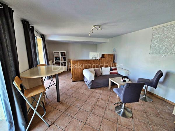 Imaginez un lieu où vous pouvez laisser votre voiture, rejoindre le port, les restaurants, les commerces et la plage en quelques minutes à pied, tout en retrouvant chez vous le calme, l'intimité et une vue panoramique sur la mer et les collines de Carry-le-Rouet.
C'est précisément ce que vous offre cette propriété de caractère, implantée sur un terrain paysager de 900 m² en restanques, avec piscine, trois terrasses panoramiques et trois logements indépendants, développant 186 m² habitables.
Que vous rêviez d'une grande maison familiale, d'un projet intergénérationnel, d'une résidence principale générant des revenus locatifs ou d'un investissement patrimonial, cette propriété s'adapte à votre projet plutôt que de vous imposer une configuration unique.
Conçue à l'origine pour accueillir plusieurs générations d'une même famille, elle offre aujourd'hui une modularité remarquable et répond à de nombreux modes de vie.
Chaque niveau bénéficie de son indépendance tout en conservant une parfaite harmonie d'ensemble.
Rez-de-jardin
• Appartement T1/T2 de 32 m² comprenant une pièce de vie avec cuisine, un espace nuit, une salle d'eau avec WC et une agréable terrasse avec accès direct à la piscine.
Rez-de-chaussée
• Appartement principal T4 de 99 m² offrant une vaste pièce de vie baignée de lumière avec cuisine ouverte, trois chambres, une salle de bains, un WC indépendant et une magnifique terrasse avec vue panoramique.
Premier étage
• Appartement T2 de 55 m² comprenant un séjour avec cuisine, une chambre, une salle d'eau, un WC indépendant ainsi qu'une grande terrasse dominant le port de Carry-le-Rouet, la mer et les collines.
À l'extérieur, vous profiterez d'un véritable havre de paix avec piscine, trois places de stationnement privatives et plusieurs espaces de détente permettant de savourer pleinement la douceur de vivre de la Côte Bleue.
Une propriété qui évolue selon vos envies
La maison bénéficie déjà d'une copropriété constituée, pouvant être conservée ou dissoute selon votre projet.
Pour un investisseur, les trois logements sont déjà juridiquement individualisés, facilitant ainsi la gestion patrimoniale et locative.
Pour une famille, cette configuration permet de préserver l'indépendance de chacun tout en partageant un même lieu de vie.
La propriété dispose également de deux accès totalement indépendants, avec la possibilité d'en créer un troisième, renforçant encore son potentiel d'évolution.
Les atouts qui font toute la différence
✔ À seulement 2 minutes à pied du port, des commerces, des restaurants et du centre-ville.
✔ Plage accessible à pied en quelques minutes, un véritable privilège à Carry-le-Rouet.
✔ Vue panoramique sur la mer, le port et les collines.
✔ Environnement résidentiel calme et sans vis-à-vis.
✔ Trois logements indépendants.
✔ Trois grandes terrasses avec vue imprenable et sans vis à vis.
✔ Piscine.
✔ Terrain de 900 m².
✔ Trois places de stationnement privatives.
✔ Deux accès indépendants avec possibilité d'un troisième.
✔ Copropriété existante pouvant être conservée ou dissoute selon votre projet.
Une propriété rare sur Carry-le-Rouet
Les biens offrant simultanément une vue mer panoramique, le calme, le port, les commerces et la plage accessibles à pied sont particulièrement rares sur le secteur.
Cette propriété réunit tous ces atouts dans un environnement privilégié, faisant d'elle une opportunité aussi séduisante pour une famille que pour un investisseur.
Une visite vous permettra d'en mesurer tout le potentiel et de découvrir un cadre de vie où tout se fait à pied, tout en profitant d'un panorama exceptionnel sur la Méditerranée.