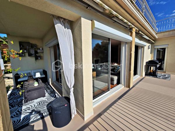 Imaginez un lieu où vous pouvez laisser votre voiture, rejoindre le port, les restaurants, les commerces et la plage en quelques minutes à pied, tout en retrouvant chez vous le calme, l'intimité et une vue panoramique sur la mer et les collines de Carry-le-Rouet.
C'est précisément ce que vous offre cette propriété de caractère, implantée sur un terrain paysager de 900 m² en restanques, avec piscine, trois terrasses panoramiques et trois logements indépendants, développant 186 m² habitables.
Que vous rêviez d'une grande maison familiale, d'un projet intergénérationnel, d'une résidence principale générant des revenus locatifs ou d'un investissement patrimonial, cette propriété s'adapte à votre projet plutôt que de vous imposer une configuration unique.
Conçue à l'origine pour accueillir plusieurs générations d'une même famille, elle offre aujourd'hui une modularité remarquable et répond à de nombreux modes de vie.
Chaque niveau bénéficie de son indépendance tout en conservant une parfaite harmonie d'ensemble.
Rez-de-jardin
• Appartement T1/T2 de 32 m² comprenant une pièce de vie avec cuisine, un espace nuit, une salle d'eau avec WC et une agréable terrasse avec accès direct à la piscine.
Rez-de-chaussée
• Appartement principal T4 de 99 m² offrant une vaste pièce de vie baignée de lumière avec cuisine ouverte, trois chambres, une salle de bains, un WC indépendant et une magnifique terrasse avec vue panoramique.
Premier étage
• Appartement T2 de 55 m² comprenant un séjour avec cuisine, une chambre, une salle d'eau, un WC indépendant ainsi qu'une grande terrasse dominant le port de Carry-le-Rouet, la mer et les collines.
À l'extérieur, vous profiterez d'un véritable havre de paix avec piscine, trois places de stationnement privatives et plusieurs espaces de détente permettant de savourer pleinement la douceur de vivre de la Côte Bleue.
Une propriété qui évolue selon vos envies
La maison bénéficie déjà d'une copropriété constituée, pouvant être conservée ou dissoute selon votre projet.
Pour un investisseur, les trois logements sont déjà juridiquement individualisés, facilitant ainsi la gestion patrimoniale et locative.
Pour une famille, cette configuration permet de préserver l'indépendance de chacun tout en partageant un même lieu de vie.
La propriété dispose également de deux accès totalement indépendants, avec la possibilité d'en créer un troisième, renforçant encore son potentiel d'évolution.
Les atouts qui font toute la différence
✔ À seulement 2 minutes à pied du port, des commerces, des restaurants et du centre-ville.
✔ Plage accessible à pied en quelques minutes, un véritable privilège à Carry-le-Rouet.
✔ Vue panoramique sur la mer, le port et les collines.
✔ Environnement résidentiel calme et sans vis-à-vis.
✔ Trois logements indépendants.
✔ Trois grandes terrasses avec vue imprenable et sans vis à vis.
✔ Piscine.
✔ Terrain de 900 m².
✔ Trois places de stationnement privatives.
✔ Deux accès indépendants avec possibilité d'un troisième.
✔ Copropriété existante pouvant être conservée ou dissoute selon votre projet.
Une propriété rare sur Carry-le-Rouet
Les biens offrant simultanément une vue mer panoramique, le calme, le port, les commerces et la plage accessibles à pied sont particulièrement rares sur le secteur.
Cette propriété réunit tous ces atouts dans un environnement privilégié, faisant d'elle une opportunité aussi séduisante pour une famille que pour un investisseur.
Une visite vous permettra d'en mesurer tout le potentiel et de découvrir un cadre de vie où tout se fait à pied, tout en profitant d'un panorama exceptionnel sur la Méditerranée.