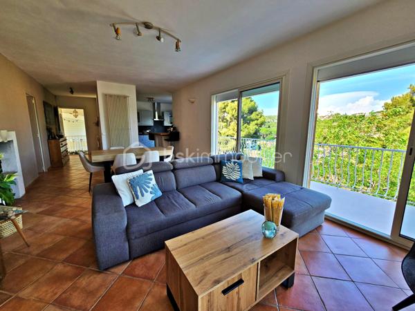 Imaginez un lieu où vous pouvez laisser votre voiture, rejoindre le port, les restaurants, les commerces et la plage en quelques minutes à pied, tout en retrouvant chez vous le calme, l'intimité et une vue panoramique sur la mer et les collines de Carry-le-Rouet.
C'est précisément ce que vous offre cette propriété de caractère, implantée sur un terrain paysager de 900 m² en restanques, avec piscine, trois terrasses panoramiques et trois logements indépendants, développant 186 m² habitables.
Que vous rêviez d'une grande maison familiale, d'un projet intergénérationnel, d'une résidence principale générant des revenus locatifs ou d'un investissement patrimonial, cette propriété s'adapte à votre projet plutôt que de vous imposer une configuration unique.
Conçue à l'origine pour accueillir plusieurs générations d'une même famille, elle offre aujourd'hui une modularité remarquable et répond à de nombreux modes de vie.
Chaque niveau bénéficie de son indépendance tout en conservant une parfaite harmonie d'ensemble.
Rez-de-jardin
• Appartement T1/T2 de 32 m² comprenant une pièce de vie avec cuisine, un espace nuit, une salle d'eau avec WC et une agréable terrasse avec accès direct à la piscine.
Rez-de-chaussée
• Appartement principal T4 de 99 m² offrant une vaste pièce de vie baignée de lumière avec cuisine ouverte, trois chambres, une salle de bains, un WC indépendant et une magnifique terrasse avec vue panoramique.
Premier étage
• Appartement T2 de 55 m² comprenant un séjour avec cuisine, une chambre, une salle d'eau, un WC indépendant ainsi qu'une grande terrasse dominant le port de Carry-le-Rouet, la mer et les collines.
À l'extérieur, vous profiterez d'un véritable havre de paix avec piscine, trois places de stationnement privatives et plusieurs espaces de détente permettant de savourer pleinement la douceur de vivre de la Côte Bleue.
Une propriété qui évolue selon vos envies
La maison bénéficie déjà d'une copropriété constituée, pouvant être conservée ou dissoute selon votre projet.
Pour un investisseur, les trois logements sont déjà juridiquement individualisés, facilitant ainsi la gestion patrimoniale et locative.
Pour une famille, cette configuration permet de préserver l'indépendance de chacun tout en partageant un même lieu de vie.
La propriété dispose également de deux accès totalement indépendants, avec la possibilité d'en créer un troisième, renforçant encore son potentiel d'évolution.
Les atouts qui font toute la différence
✔ À seulement 2 minutes à pied du port, des commerces, des restaurants et du centre-ville.
✔ Plage accessible à pied en quelques minutes, un véritable privilège à Carry-le-Rouet.
✔ Vue panoramique sur la mer, le port et les collines.
✔ Environnement résidentiel calme et sans vis-à-vis.
✔ Trois logements indépendants.
✔ Trois grandes terrasses avec vue imprenable et sans vis à vis.
✔ Piscine.
✔ Terrain de 900 m².
✔ Trois places de stationnement privatives.
✔ Deux accès indépendants avec possibilité d'un troisième.
✔ Copropriété existante pouvant être conservée ou dissoute selon votre projet.
Une propriété rare sur Carry-le-Rouet
Les biens offrant simultanément une vue mer panoramique, le calme, le port, les commerces et la plage accessibles à pied sont particulièrement rares sur le secteur.
Cette propriété réunit tous ces atouts dans un environnement privilégié, faisant d'elle une opportunité aussi séduisante pour une famille que pour un investisseur.
Une visite vous permettra d'en mesurer tout le potentiel et de découvrir un cadre de vie où tout se fait à pied, tout en profitant d'un panorama exceptionnel sur la Méditerranée.