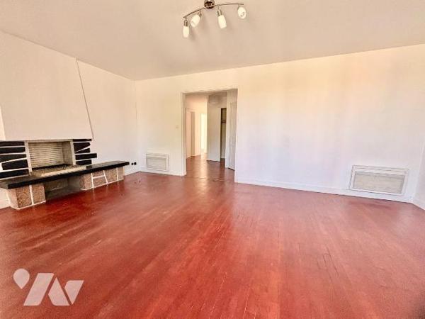 EXCLUSIVITÉ ET NOUVEAUTÉ TRENTE CINQ NOTAIRES !

Situé en plein coeur du centre-ville de Foug...