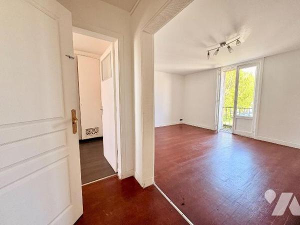 EXCLUSIVITÉ ET NOUVEAUTÉ TRENTE CINQ NOTAIRES !

Situé en plein coeur du centre-ville de Foug...