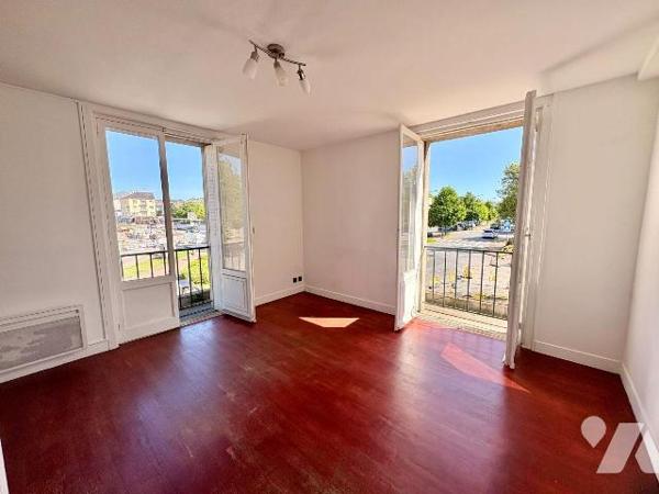 EXCLUSIVITÉ ET NOUVEAUTÉ TRENTE CINQ NOTAIRES !

Situé en plein coeur du centre-ville de Foug...