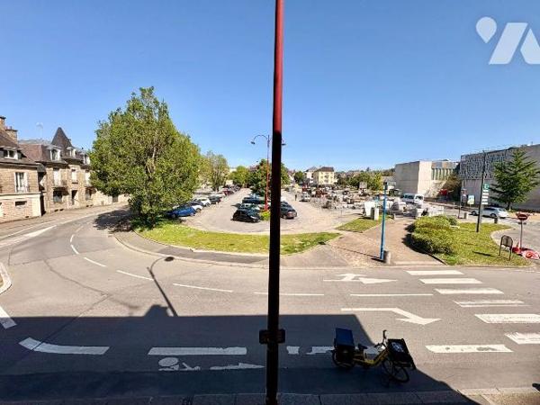 EXCLUSIVITÉ ET NOUVEAUTÉ TRENTE CINQ NOTAIRES !

Situé en plein coeur du centre-ville de Foug...