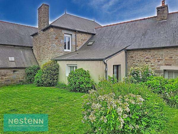 Maison avec fort potentiel 2 chambres, bureau, grenier aménageable, jardin et dépendances