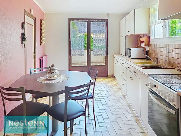Maison avec fort potentiel 2 chambres, bureau, grenier aménageable, jardin et dépendances
