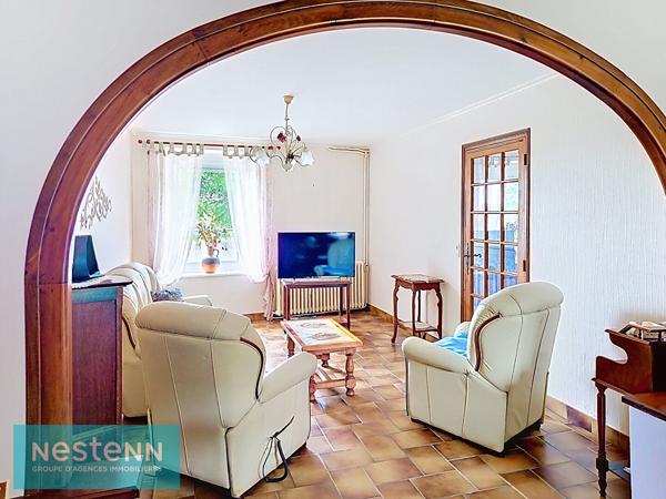 Maison avec fort potentiel 2 chambres, bureau, grenier aménageable, jardin et dépendances