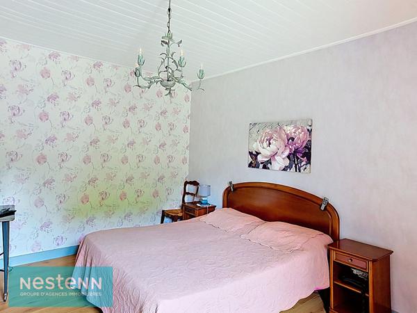 Maison avec fort potentiel 2 chambres, bureau, grenier aménageable, jardin et dépendances