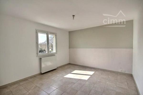 MAISON mitoyenne F5 106.98m² située sur la commune de MONTELIMAR.