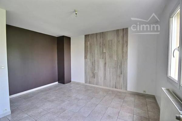 MAISON mitoyenne F5 106.98m² située sur la commune de MONTELIMAR.