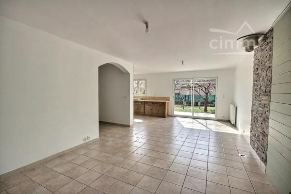 MAISON mitoyenne F5 106.98m² située sur la commune de MONTELIMAR.