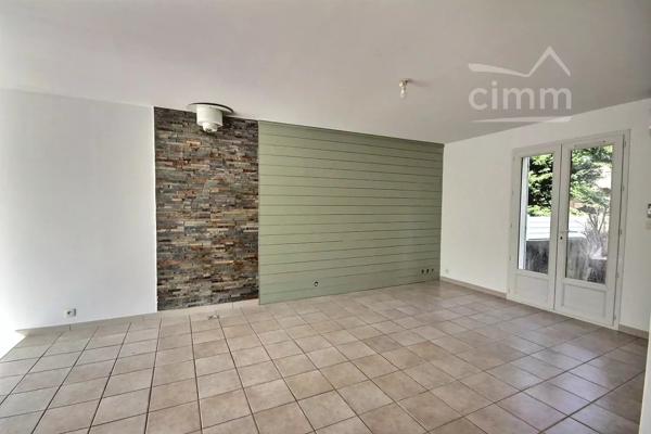 MAISON mitoyenne F5 106.98m² située sur la commune de MONTELIMAR.