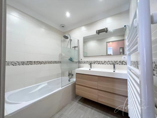Dpt Var (83), à vendre HYERES Villa sans vis à vis- 1000m² de terrain - 3 chambres  - piscine - jardin - GARAGE.