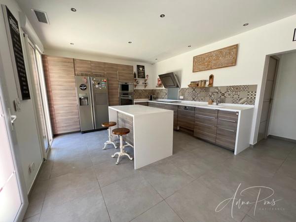 Dpt Var (83), à vendre HYERES Villa sans vis à vis- 1000m² de terrain - 3 chambres  - piscine - jardin - GARAGE.