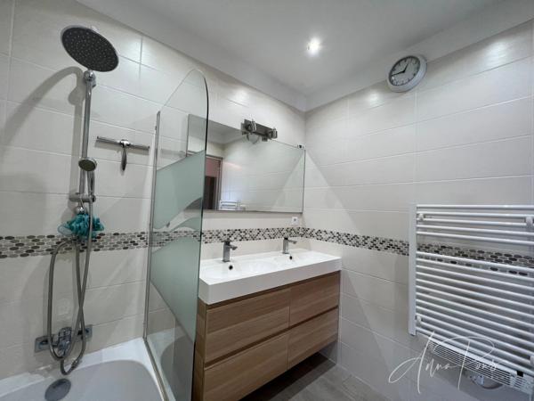 Dpt Var (83), à vendre HYERES Villa sans vis à vis- 1000m² de terrain - 3 chambres  - piscine - jardin - GARAGE.