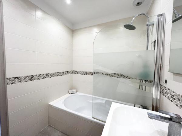 Dpt Var (83), à vendre HYERES Villa sans vis à vis- 1000m² de terrain - 3 chambres  - piscine - jardin - GARAGE.