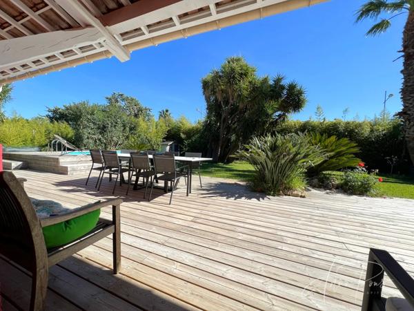 Dpt Var (83), à vendre HYERES Villa sans vis à vis- 1000m² de terrain - 3 chambres  - piscine - jardin - GARAGE.