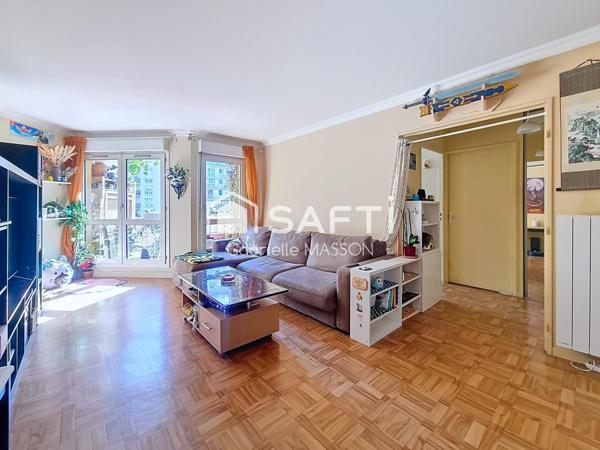 Appartement avec balcon, cave et parking