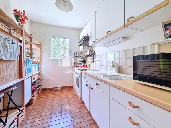 Appartement avec balcon, cave et parking