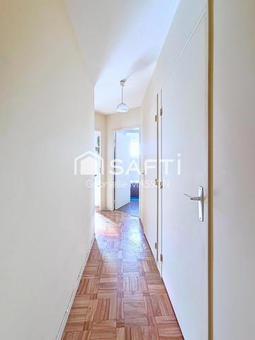 Appartement avec balcon, cave et parking