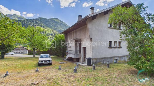 À découvrir sans tarder : appartement T3 situé au 1er étage d’une maison comprenant seulement deux logements, dans un environnement résidentiel calme et recherché à La Tour.

Il se compose d’un hall d’entrée, d’un cellier, d’une cuisine ouverte (à aménager) sur le séjour avec accès au balcon, de deux chambres dont une avec coin dressing, d’une salle de bains et d’un WC indépendant.

Vous bénéficierez également de nombreux espaces annexes : une cave, des combles aménageables offrant un fort potentiel, un jardin plat avec vue dégagée ainsi qu’un espace de stationnement privatif. Possibilité de créer un garage ou un carport (terrain constructible).

Quelques travaux de rénovation et finitions restent à prévoir, permettant de personnaliser ce bien selon vos envies.

Les atouts :

• Maison de seulement 2 appartements
• Jardin plat avec vue dégagée
• Balcon avec vue dégagée montagne
• Combles aménageables de 60m² au sol
• Cave et stationnement
• Possibilité de construire un garage ou carport
• Quartier résidentiel calme

Idéalement situé, l’appartement se trouve à moins de 2 km des crèches, écoles, collège, commerces et transports. Genève est accessible en moins de 30 km.

En résumé: un bien rare offrant calme, potentiel et qualité de vie, idéal pour une résidence principale ou un investissement.