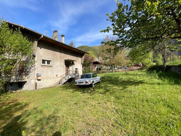À découvrir sans tarder : appartement T3 situé au 1er étage d’une maison comprenant seulement deux logements, dans un environnement résidentiel calme et recherché à La Tour.

Il se compose d’un hall d’entrée, d’un cellier, d’une cuisine ouverte (à aménager) sur le séjour avec accès au balcon, de deux chambres dont une avec coin dressing, d’une salle de bains et d’un WC indépendant.

Vous bénéficierez également de nombreux espaces annexes : une cave, des combles aménageables offrant un fort potentiel, un jardin plat avec vue dégagée ainsi qu’un espace de stationnement privatif. Possibilité de créer un garage ou un carport (terrain constructible).

Quelques travaux de rénovation et finitions restent à prévoir, permettant de personnaliser ce bien selon vos envies.

Les atouts :

• Maison de seulement 2 appartements
• Jardin plat avec vue dégagée
• Balcon avec vue dégagée montagne
• Combles aménageables de 60m² au sol
• Cave et stationnement
• Possibilité de construire un garage ou carport
• Quartier résidentiel calme

Idéalement situé, l’appartement se trouve à moins de 2 km des crèches, écoles, collège, commerces et transports. Genève est accessible en moins de 30 km.

En résumé: un bien rare offrant calme, potentiel et qualité de vie, idéal pour une résidence principale ou un investissement.