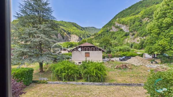 À découvrir sans tarder : appartement T3 situé au 1er étage d’une maison comprenant seulement deux logements, dans un environnement résidentiel calme et recherché à La Tour.

Il se compose d’un hall d’entrée, d’un cellier, d’une cuisine ouverte (à aménager) sur le séjour avec accès au balcon, de deux chambres dont une avec coin dressing, d’une salle de bains et d’un WC indépendant.

Vous bénéficierez également de nombreux espaces annexes : une cave, des combles aménageables offrant un fort potentiel, un jardin plat avec vue dégagée ainsi qu’un espace de stationnement privatif. Possibilité de créer un garage ou un carport (terrain constructible).

Quelques travaux de rénovation et finitions restent à prévoir, permettant de personnaliser ce bien selon vos envies.

Les atouts :

• Maison de seulement 2 appartements
• Jardin plat avec vue dégagée
• Balcon avec vue dégagée montagne
• Combles aménageables de 60m² au sol
• Cave et stationnement
• Possibilité de construire un garage ou carport
• Quartier résidentiel calme

Idéalement situé, l’appartement se trouve à moins de 2 km des crèches, écoles, collège, commerces et transports. Genève est accessible en moins de 30 km.

En résumé: un bien rare offrant calme, potentiel et qualité de vie, idéal pour une résidence principale ou un investissement.