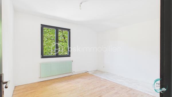 À découvrir sans tarder : appartement T3 situé au 1er étage d’une maison comprenant seulement deux logements, dans un environnement résidentiel calme et recherché à La Tour.

Il se compose d’un hall d’entrée, d’un cellier, d’une cuisine ouverte (à aménager) sur le séjour avec accès au balcon, de deux chambres dont une avec coin dressing, d’une salle de bains et d’un WC indépendant.

Vous bénéficierez également de nombreux espaces annexes : une cave, des combles aménageables offrant un fort potentiel, un jardin plat avec vue dégagée ainsi qu’un espace de stationnement privatif. Possibilité de créer un garage ou un carport (terrain constructible).

Quelques travaux de rénovation et finitions restent à prévoir, permettant de personnaliser ce bien selon vos envies.

Les atouts :

• Maison de seulement 2 appartements
• Jardin plat avec vue dégagée
• Balcon avec vue dégagée montagne
• Combles aménageables de 60m² au sol
• Cave et stationnement
• Possibilité de construire un garage ou carport
• Quartier résidentiel calme

Idéalement situé, l’appartement se trouve à moins de 2 km des crèches, écoles, collège, commerces et transports. Genève est accessible en moins de 30 km.

En résumé: un bien rare offrant calme, potentiel et qualité de vie, idéal pour une résidence principale ou un investissement.